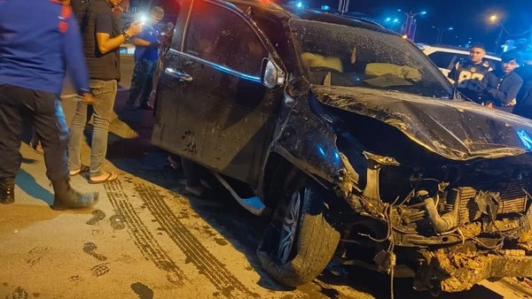 Mobil dinas yang dikendarai anak pejabat di Mamuju ringsek usai menghantam warung. (Ist)