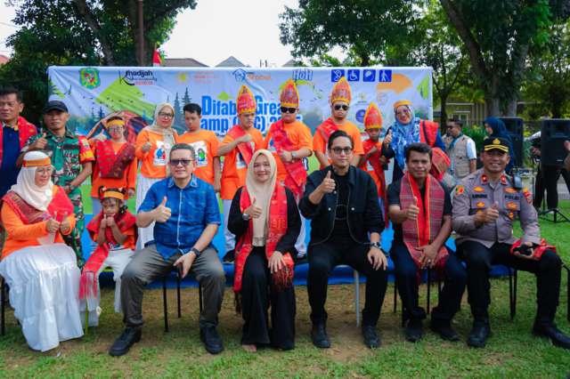 IMG-20251101-WA0083 Wali Kota Medan Rico Tri Putra Bayu Waas saat menghadiri acara Difabel Great Camp (DGC) 2025 yang diselenggarakan Yayasan Khadijah Sharaswaty Indonesia, di Lapangan Balai Desa Helvetia, Kecamatan Medan Helvetia, Sabtu (1/11/2025).