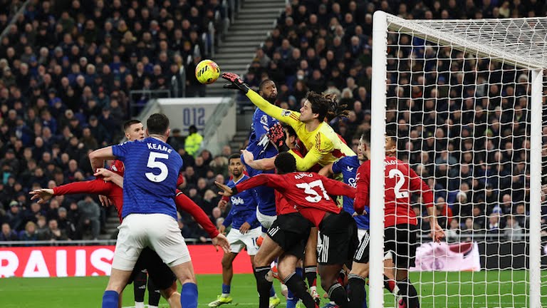 Penjaga gawang Manchester United berusaha menghalau bola dari serangan pemain Everton. Dalam pertandingan itu Manchester United menang 1-0 Foto: Reuters