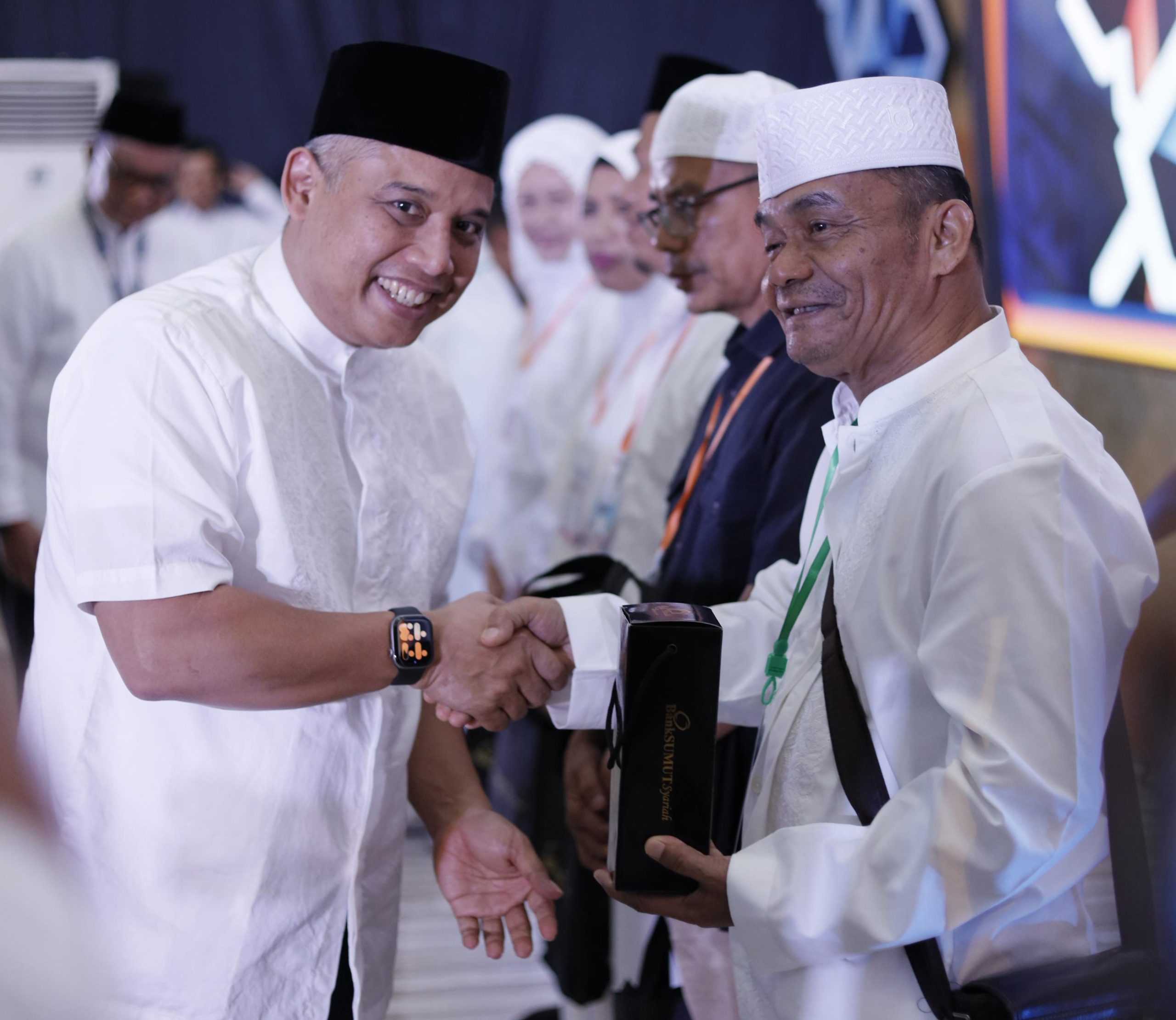 Dirut Bank Sumut Heru Mardiansyah menyalami para calon jamaah yang mengikuti manasik haji akbar Bank Sumut. Foto; IST Dirut Bank Sumut Heru Mardiansyah menyalami para calon jamaah yang mengikuti manasik haji akbar Bank Sumut. Foto; IST
