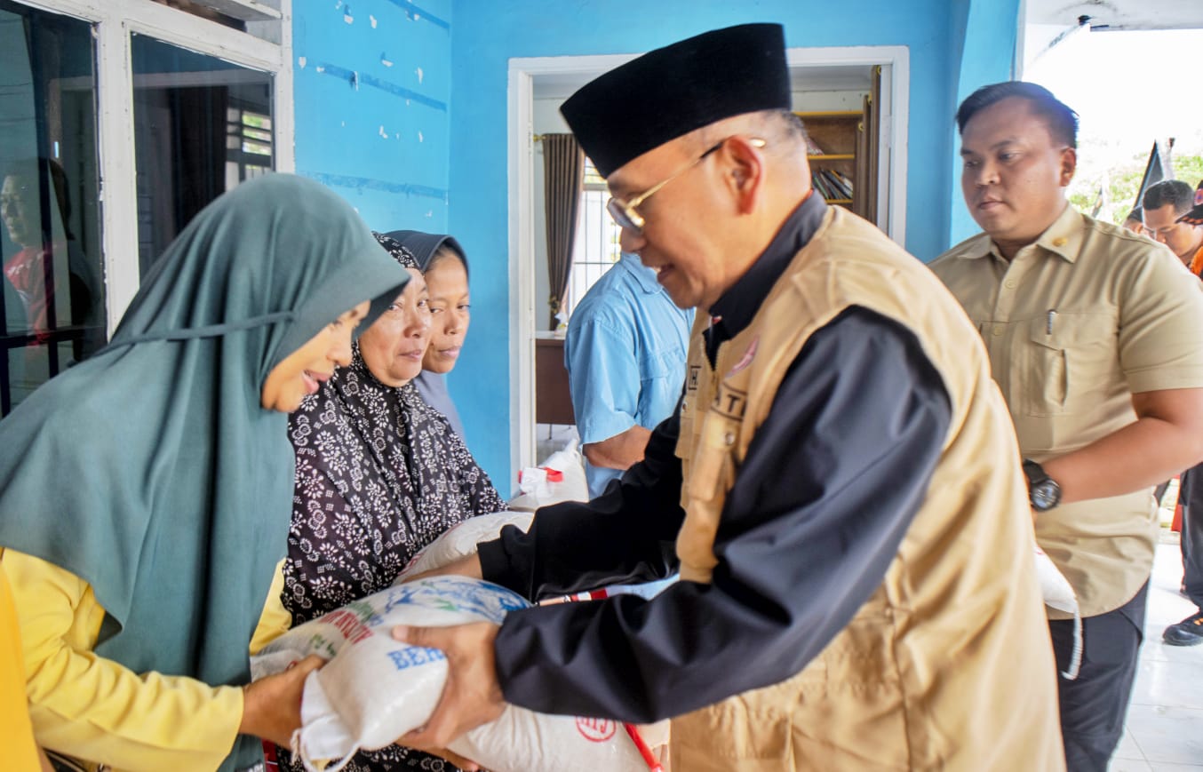Bupati Simalungun Anton Achmad Saragih memberikan bantuan kepada warga yang terdampak angin puting beliung di Gunung Maligas. Foto; dokumen Dinas Kominfo Simalungun Bupati Simalungun Anton Achmad Saragih memberikan bantuan kepada warga yang terdampak angin puting beliung di Gunung Maligas. Foto; dokumen Dinas Kominfo Simalungun