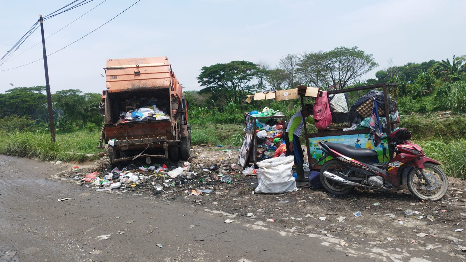 Tumpukkan sampah di kanal Titikuning, Kec Medan Johor. (Ist)