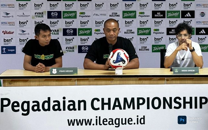 Pelatih Kepala PSMS Medan Eko Purdjianto didampingi Bhudiar berikan keterangan pers jelang menghadapi Persikad. (PSMS Medan Dok)