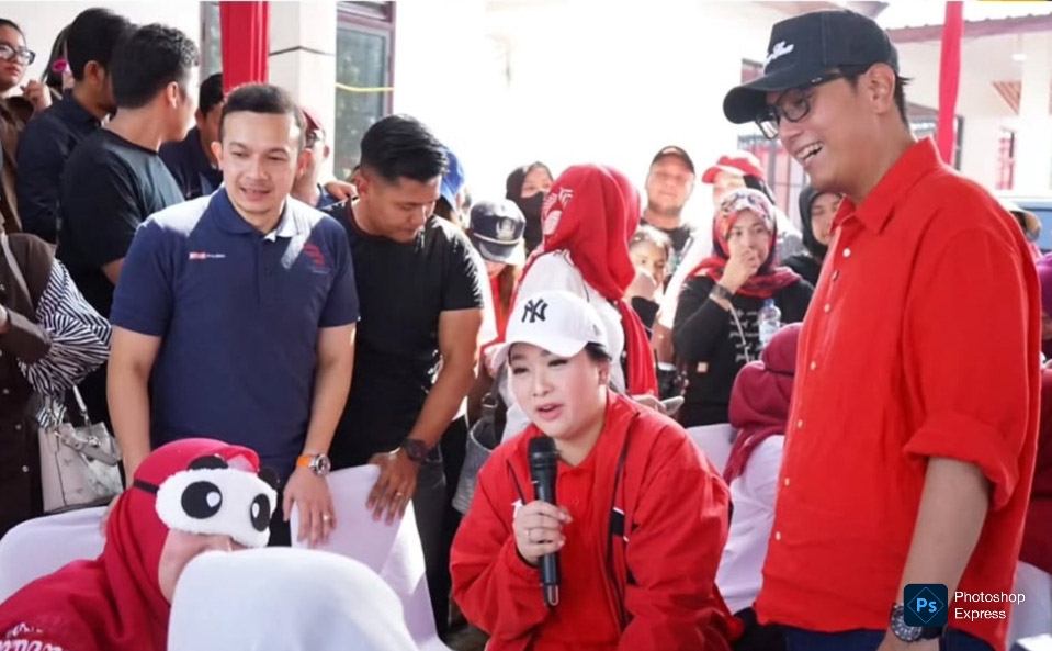 IMG-20260824-WA0000 M Agha Novrian menyaksikan lomba rias wajah dengan mata ditutup. (Bapenda Medan IG)