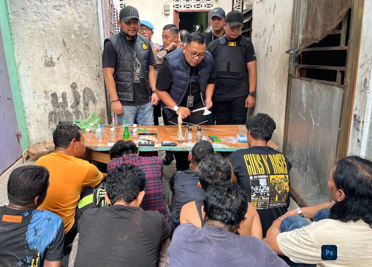 IMG-20260824-WA0017 AKBP Rafli Nugraha perlihatkan barang bukti berikut tersangka di lokasi penggerebekan. (Ist)