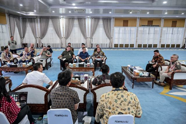 20260920_110352_resize_35 Gubernur Sumatera Utara (Sumut) Muhammad Bobby Afif Nasution, Penjabat (Pj) Sekretaris Daerah Provinsi Sumatera Utara (Sumut) Timur Tumanggor dan didampingi sejumlah OPD, Mengadakan rapat Bersama Ka Balai PKP, Apersi dan Rei mengenai program bedah rumah dari Kementrian PKP, di Aula Tengku Rizal Nurdin Rumah Dinas Gubernur, jalan Sudirman no 41 Medan, Jumat (18/9/2026). Foto/ Diskominfo Sumut