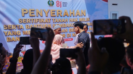 Gubsu_Dampingi Wapres meninjau Huntap Parombunan Sibolga 7.jpg Gubernur Sumatera Utara (Sumut) Muhammad Bobby Afif Nasution mendampingi Wakil Presiden RI Gibran Rakabuming Raka meninjau Hunian Tetap (Huntap) di Kelurahan Aek Parombunan Kota Sibolga, Jumat (4/9/2026). Foto/Diskominfo Sumut