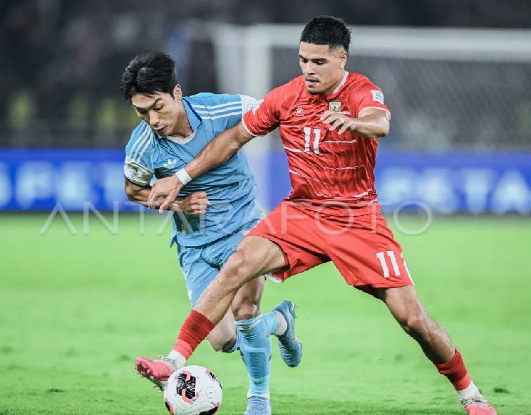 Ragnar Oratmangoen (kanan), pemain Timnas Indonesia berebut bola dengan pesepak bola Timnas Singapura Uiyoung Song (kiri) pada laga perdana Grup A Divisi 1 FIFA ASEAN Cup 2026 di Stadion Utama Gelora Bung Karno, Senayan, Jakarta, Jumat (25/9/2026). Foto/Antara Foto