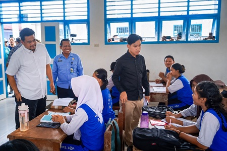 Kunjungan Wapres SMA 1 Barus 2.jpg Gubernur Sumut Muhammad Bobby Afif Nasution mendampingi Wakil Presiden Republik Indonesia Gibran Rakabuming mengunjungi SMA Negeri 1 Barus, Kabupaten Tapanuli Tengah, Jum'at (4/9/2026). Foto/Diskominfo Sumut