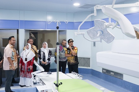 WhatsApp Image 2026-09-24 at 21.14.54 Wali Kota Tebingtinggi, H. Iman Irdian Saragih, meninjau kesiapan fasilitas Laboratorium Kateterisasi (Cath Lab) bantuan Kementerian Kesehatan (Kemenkes) RI di RSUD Dr. H. Kumpulan Pane, Jalan Dr. Kumpulan Pane No. 226, Kelurahan Durian, Kamis (24/9/2026).