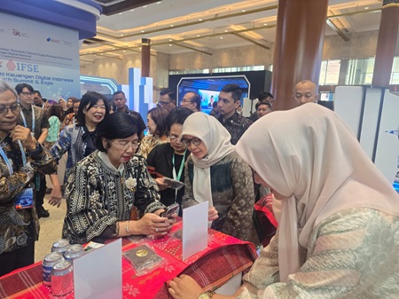 WhatsApp Image 2026-09-25 at 11.49.31 Gubernur Bank Indonesia, Destry Damayanti, mengunjungi booth Pemerintah Kota Medan.