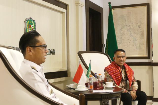 20261007_102513_resize_19 Rico Waas saat menerima Panitia Mburo Tedeh Ate sekaligus Penabalan Marga Wali Kota Medan di Balai Kota Medan, Senin (6/10/2026).