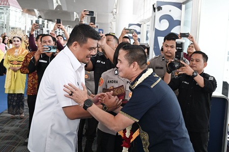 Gubernur Sumatera Utara (Sumut) Muhammad Bobby Afif Nasution menyambut kedatangan Kepala Kepolisian Daerah (Kapolda) Sumut Irjen Pol. Sonny Irawan di Bandar Udara Internasional Kualanamu, Kecamatan Beringin, Kabupaten Deliserdang, Selasa (6/10/2026). Foto :/Dinas Kominfo Sumut
