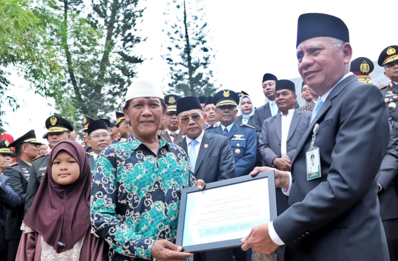 Wagub Sumut Surya menyerahkan kepada keluarga almarhum dari Pemerintah Provinsi Sumut, Pemkab Simalungun, Pemko Pematangsiantar, PTPN III Kebun Bandar Betsy dan lembaga perbankan. Foto; Dinas Kominfo Simalungun