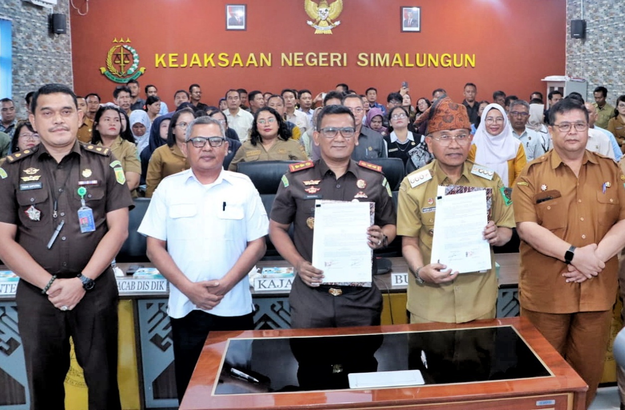 Bupati Simalungun Anton Achmad Saragih bersama Kajari Simalungun penandatanganan MoU memperkuat pengawasan dan pencegahan penyimpangan dalam penyelenggaraan pendidikan. FOTO: Dinas Kominfo Simalungun Bupati Simalungun Anton Achmad Saragih bersama Kajari Simalungun penandatanganan MoU memperkuat pengawasan dan pencegahan penyimpangan dalam penyelenggaraan pendidikan. FOTO: Dinas Kominfo Simalungun