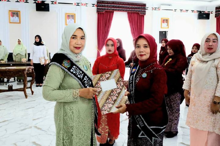 IMG-20261011-WA0000_resize_14 Bunda Pendidikan Anak Usia Dini (PAUD) Kabupaten Mandailing Natal (Madina) Ny. Yupri Astuti Saipullah Nasution mengukuhkan seluruh Bunda PAUD kecamatan