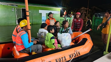 WhatsApp Image 2026-10-12 at 19.30.42 Tim Reaksi Cepat (TRC) BPBD Kota Medan melakukan evakuasi warga yang terdampak banjir beberapa waktu lalu.