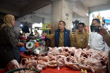 Tim Pengendalian Inflasi Daerah (TPID) Provinsi Sumut melakukan intervensi untuk menekan harga cabai merah dan daging ayam potong yang mengalami kenaikan di pasaran. Intervensi dilakukan di sejumlah pasar di Kota Medan dan sekitarnya, Senin (12/10/2026), menindaklanjuti arahan Gubernur Sumut Bobby Nasution untuk menjaga stabilitas harga bahan pokok sekaligus melindungi daya beli masyarakat. Foto/Diskominfo Sumut