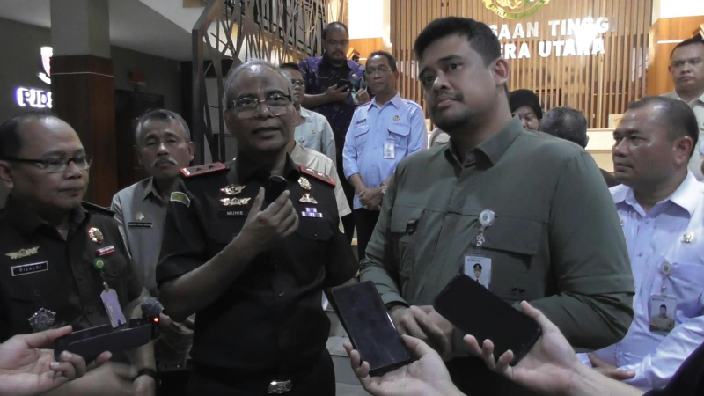 Gubernur Sumatera Utara, Bobby Afif Nasution (kanan) Kajati Sumut Muhibuddin SH (kiri) saat diwawancara wartawan di Kantor Kejaksaan Tinggi Sumatera Utara (Kejati Sumut) di Jalan AH Nasution, Selasa (13/10/2026).